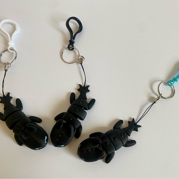 3D printed Toothless and Light Fury keychains - Picture 2 of 3